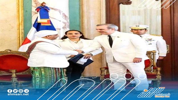 عاجل / سفير يمني يقدم اوراق اعتماده مرتدياً المعوز