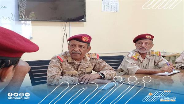 بالصور .. قائد المنطقة العسكرية الثانية يتفقد سير الامتحانات ويعقد اجتماع بقيادة المدرسة القتالية