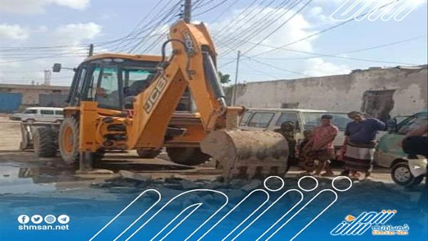 فرق الصيانة في عدن تُنجز أعمال إصلاح خط مياه رئيسي في دار سعد 