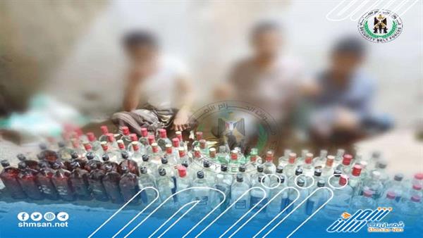 الحزام الأمني في عدن يلقي القبض على 3 شباب يمتلكون كمية كبيرة من الخمور