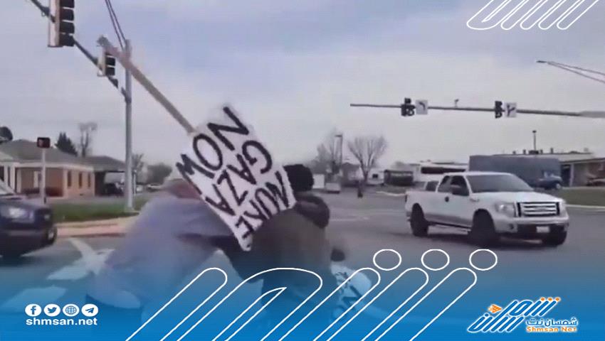 رجل يتعرض للضرب  في امريكا لرفعه لافتة تدعو لإبادة سكان غزة  بالسلاح النووي 