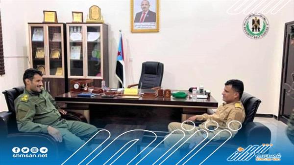 قائد حزام العاصمة عدن يشدد على أهمية التزام الجميع بالنظام واتباع الاجراءات القانونية