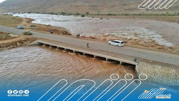 محافظة شبوة تشهد سيول جارفة في الوديان والطرقات جراء هطول أمطار غزيرة 