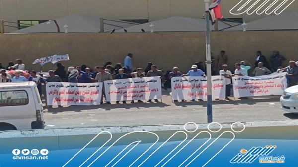 "سننتزع حقوقنا بالقانون".. عمال موانئ عدن في وقفة احتجاجية أمام محكمة صيرة 