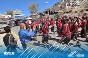 في عرضٍ مبهر.. أبناء المفلحي يخطفون الأنظار بـ30 براعاً دفعة واحدة في مهرجان يافع التراثي
