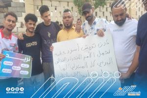 عاجل: مظاهرة غاضبة أمام قصر معاشيق الرئاسي في عدن تندد بانهيار الخدمات والعملة