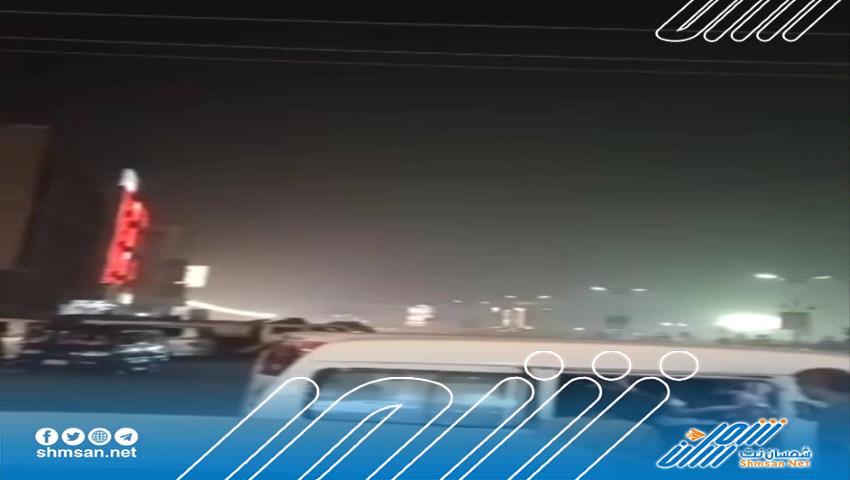 صحفي يحذر من تجاهل أسباب تصاعد الدخان في سماء عدن ويستبعد نشاطًا بركانيًا
