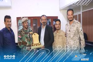 تقديرا لجهوده في خدمة اسر الشهداء والجرحى..قائد اللواء دعم أمني يكرم الوكيل النوبة