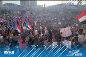 عاجل | الرقب يكشف كواليس ما جرى في مظاهرات عدن: صبرنا قابله رافعي علم الجنوب برجم بالعصي ودباب ماء (فيديو) 