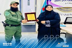 المقدم مياس الجعدني يكرم قانونية المجلس الانتقالي تقديرًا لجهودهم التوعوية