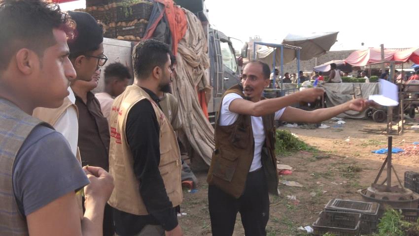 صناعة وتجارة عدن تنفّذ نزولاً رقابياً إلى السوق المركزي للخضروات في المنصورة