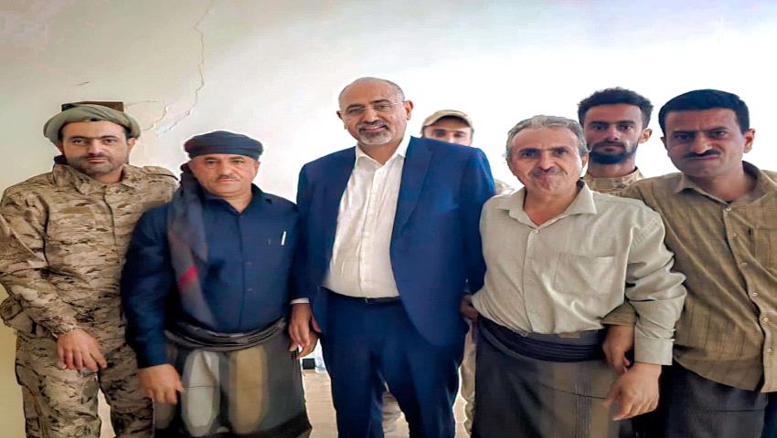 الرئيس الزُبيدي يزور القائد صلاح الشنفرة ويطمئن على صحته