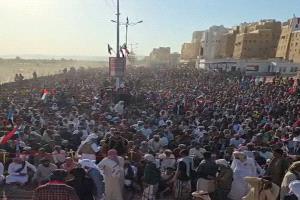 عشرات الآلاف يحتشدون في شبام حضرموت احتفاءً بذكرى أكتوبر وتأكيداً على وحدة الموقف الجنوبي