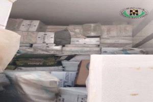 قوات الحزام الأمني بلحج تضبط كمية كبيرة من السجائر المهربة في نقطة الحسيني