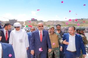 الرئيس الزُبيدي يزور مديرية الشعيب ويفتتح مجمّع الشيخ محمد بن زايد التعليمي النموذجي بمنطقة القزعة 