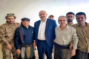 الرئيس الزُبيدي يزور القائد صلاح الشنفرة ويطمئن على صحته