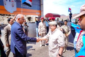 الرئيس الزُبيدي يضع إكليلا من الزهور على نصب الشهيد لبوزة ويزور منصة الشهداء في ردفان