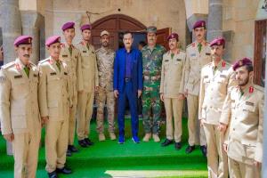 محافظ شبوة بن الوزير يستقبل خريجي كلية زايد، ويؤكد المطالبة بإنشاء الكلية البحرية في شبوة