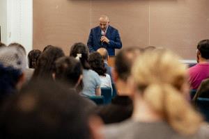الرئيس الزُبيدي في جلسة حوارية بجامعة كولومبيا: لا سلام في اليمن دون حل الدولتين وضمان حق الجنوب في تقرير المصير
